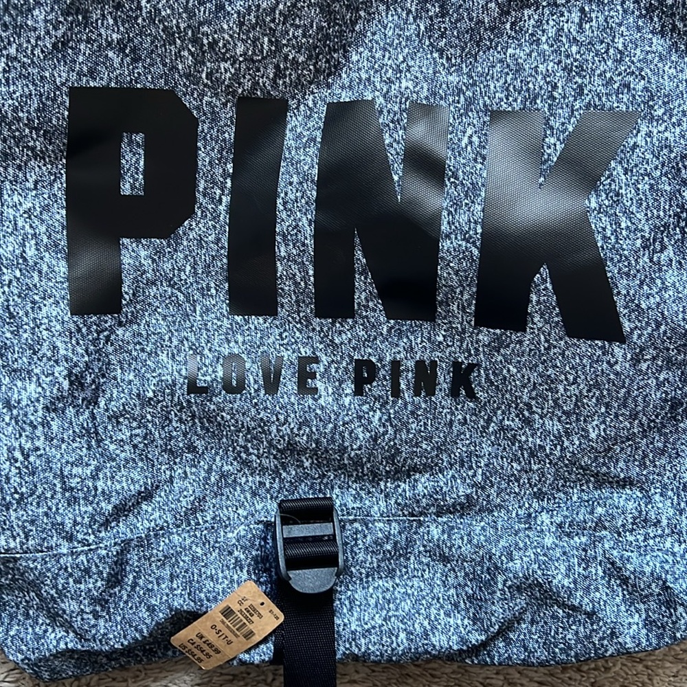✨ Victoria's Secret Pink Campus Convertible
Duffle Bag to Backpack - Picture 7 of 9